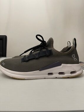 ON CLOUDEASY IN OLIVE SNEAKERS MENS SIZE M 10